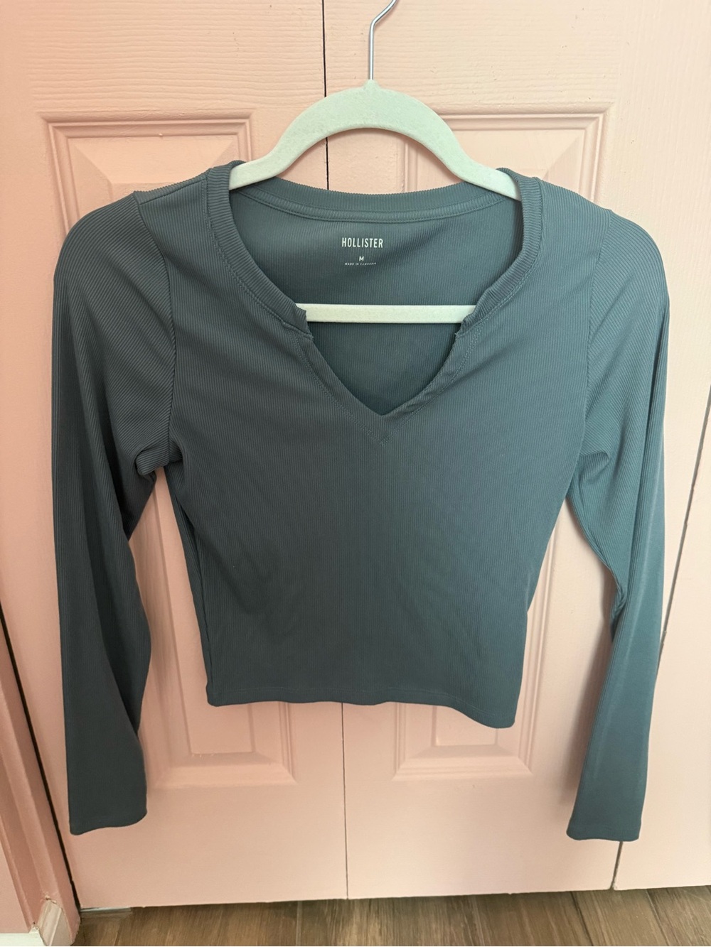 Hollister Long-Sleeve Ribbed V-Neck Crop Top - Dusty Blue
